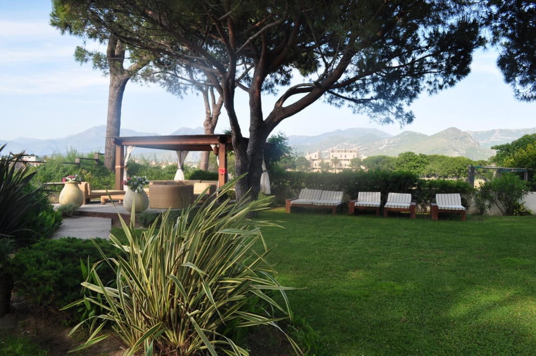 Rechte Seite des Gartens Hotel La Roya