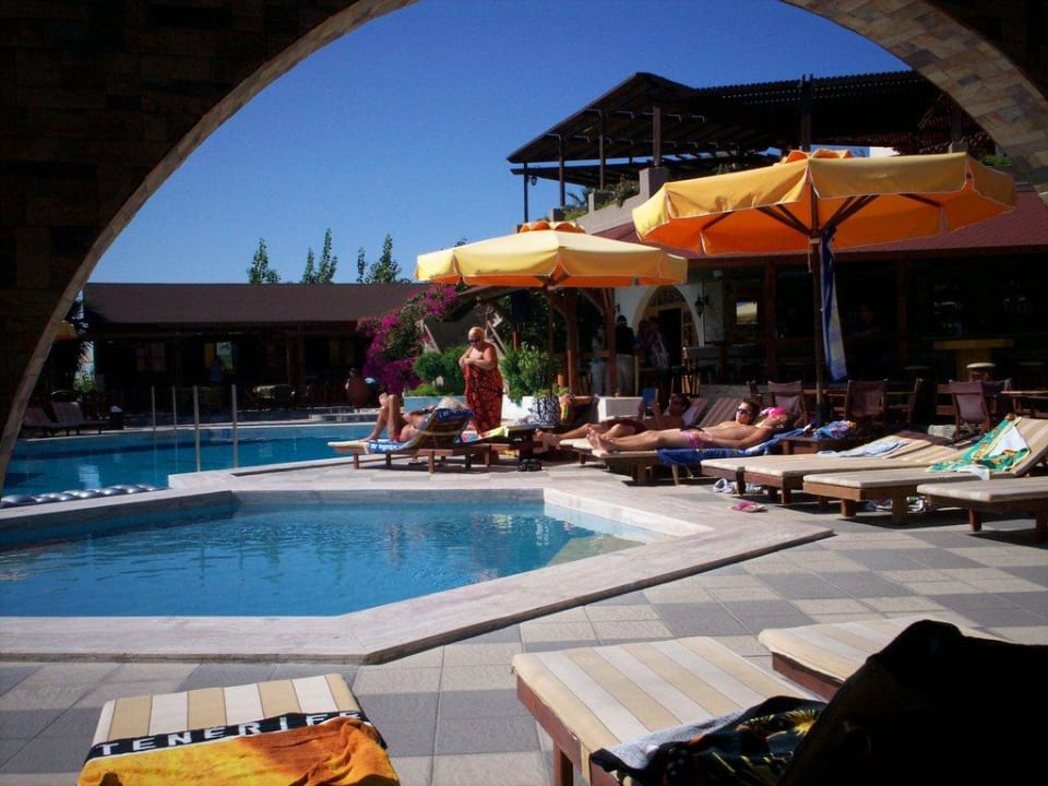 Am Pool Gaia Garden Hotel