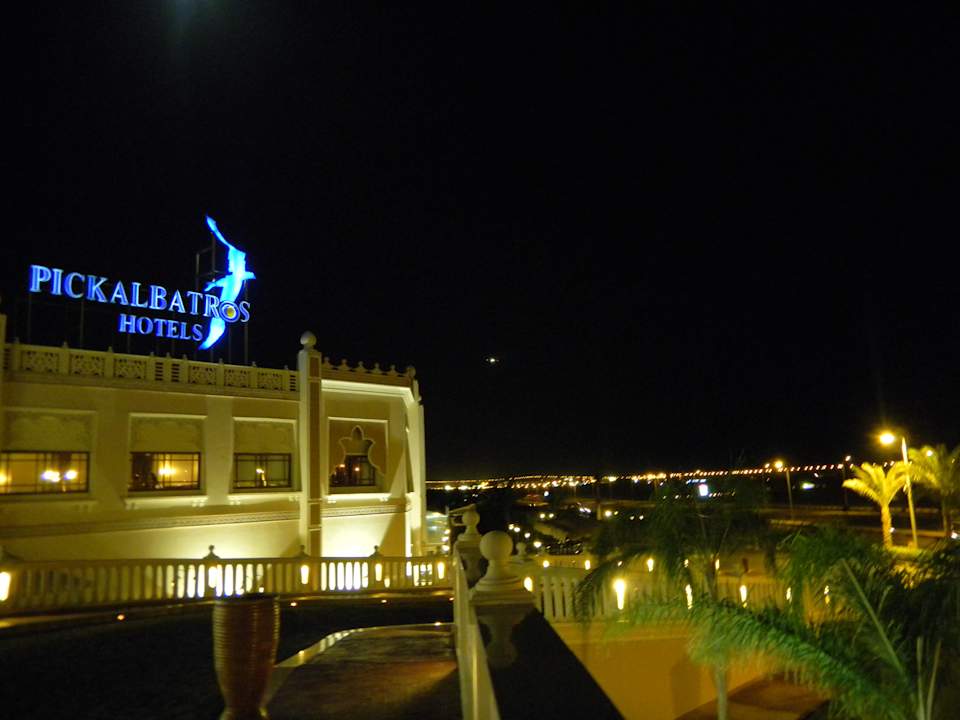 Aussenanlage Straßenseite Pickalbatros Palace Resort