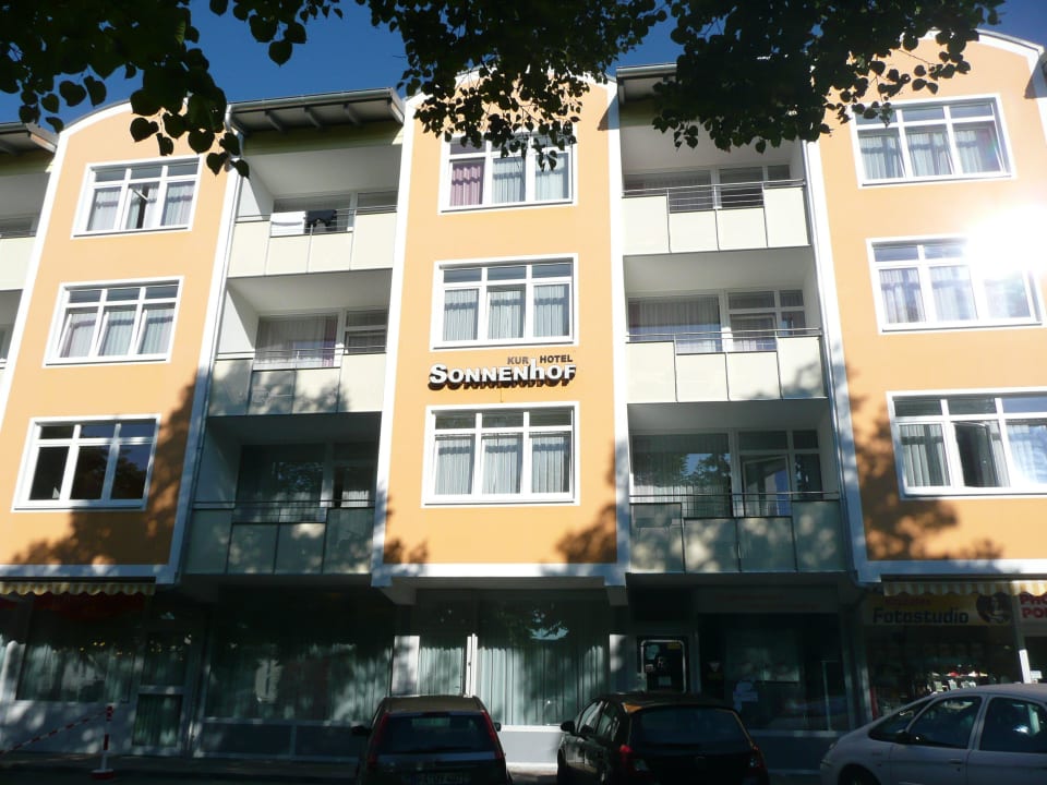 Die Straßenansicht des Hotels Kurhotel Sonnenhof