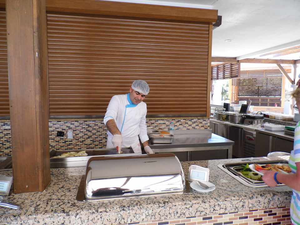 Am Pool gibt es auch warmes Essen. Adalya Ocean Deluxe
