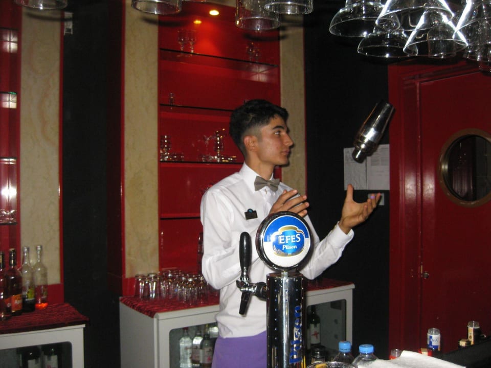 Nettes Personal in der Disco Diamond Excellence Resort & Spa