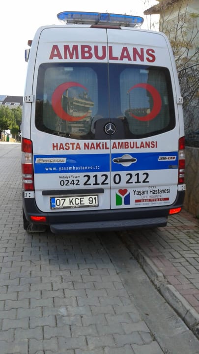 Krankenwagen neben dem Hotel Eingang Sealife Buket Resort & Beach