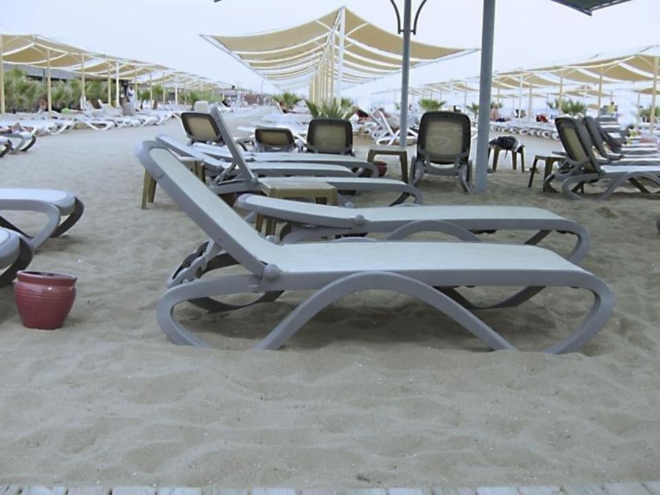 Sandstrand und neue Liegen Port Side Resort Hotel