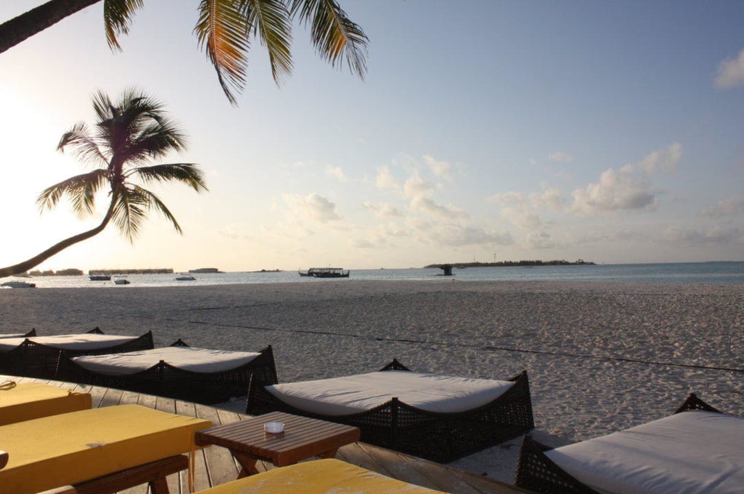 Relaxzone vor der Kuredi-Bar Angsana Velavaru