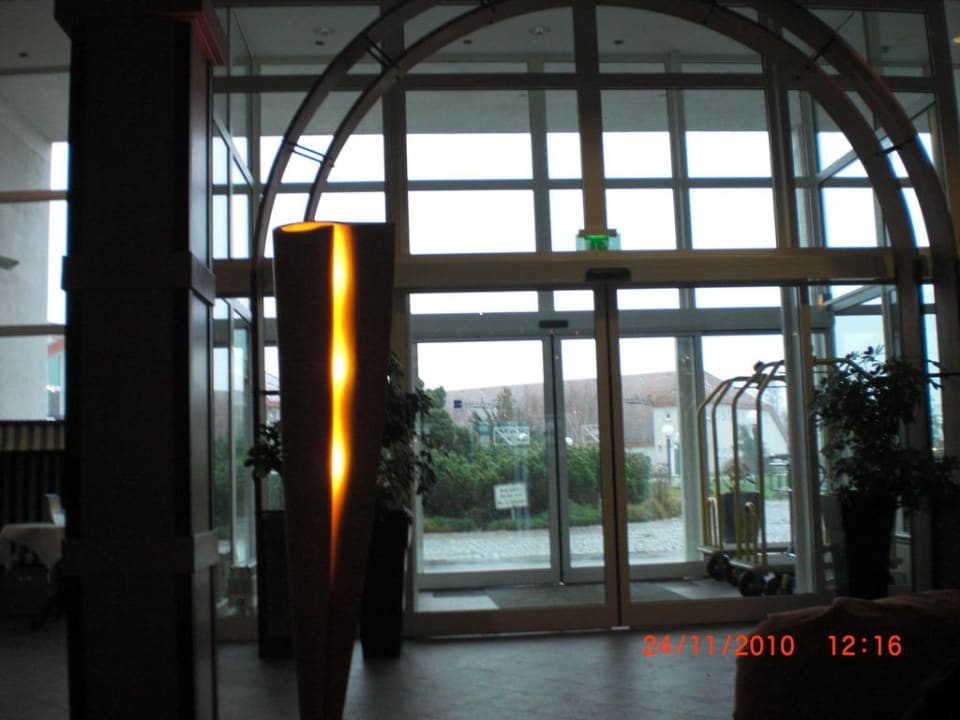 Sicht auf die Eingangstür von der Lobby aus AEDENLIFE Hotel & Resort Rügen