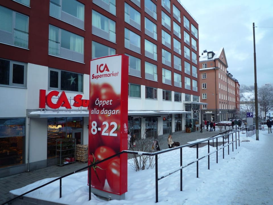 Rechts Hotel, links Supermarkt Best Western Plus Time Hotel