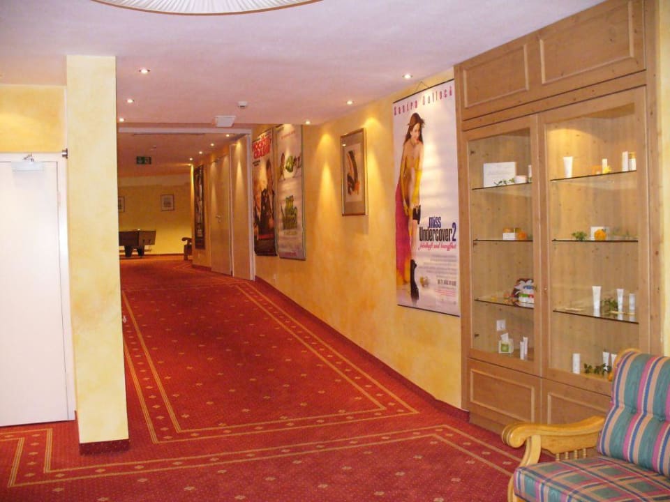 Gang zum Kino POST Family Resort