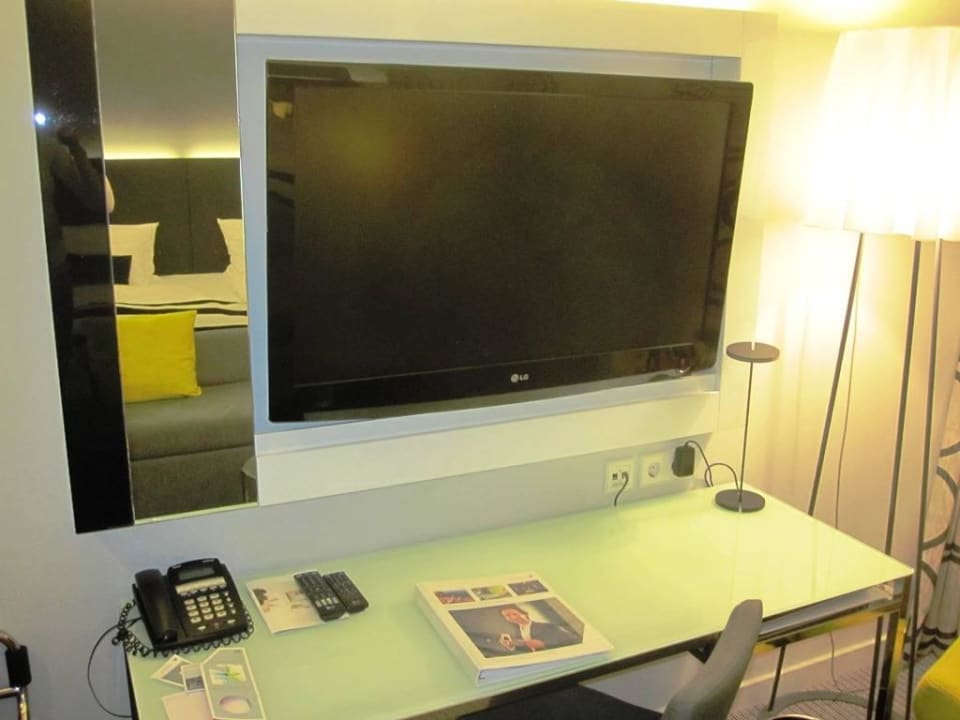 Sehr großer Flat-TV und Schreibtisch Vienna House by Wyndham Andel's Berlin
