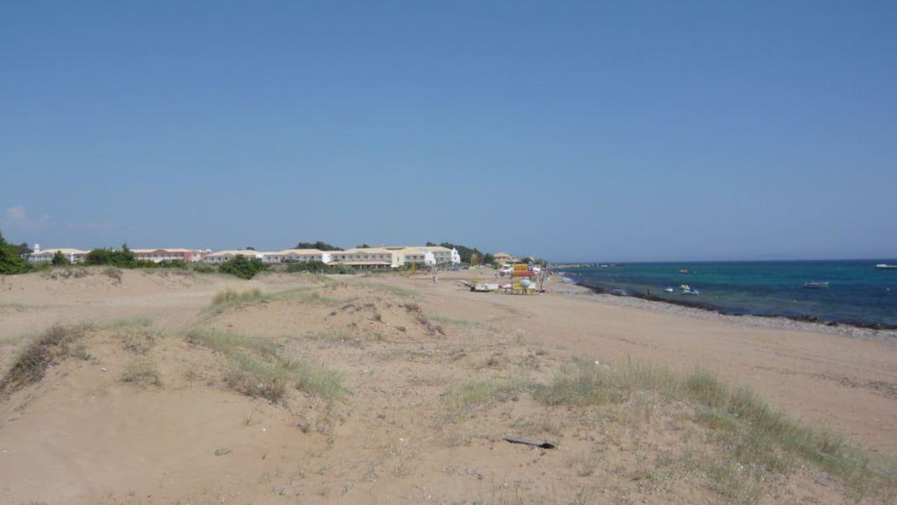 Blick vom Strand auf die Anlage Sandy Beach Resort