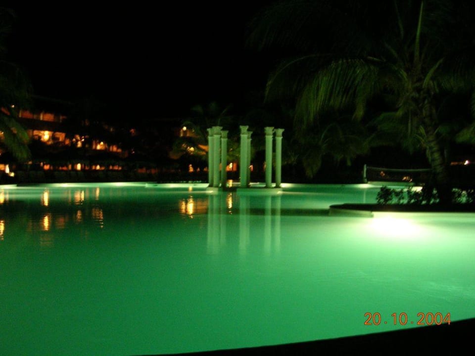 Pool bei Nacht Iberostar Waves Costa Dorada