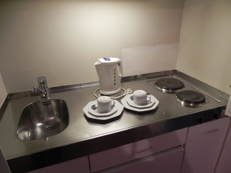Die Küche mit gesamten Geschirr Damp Ostsee Resort & Ferienpark