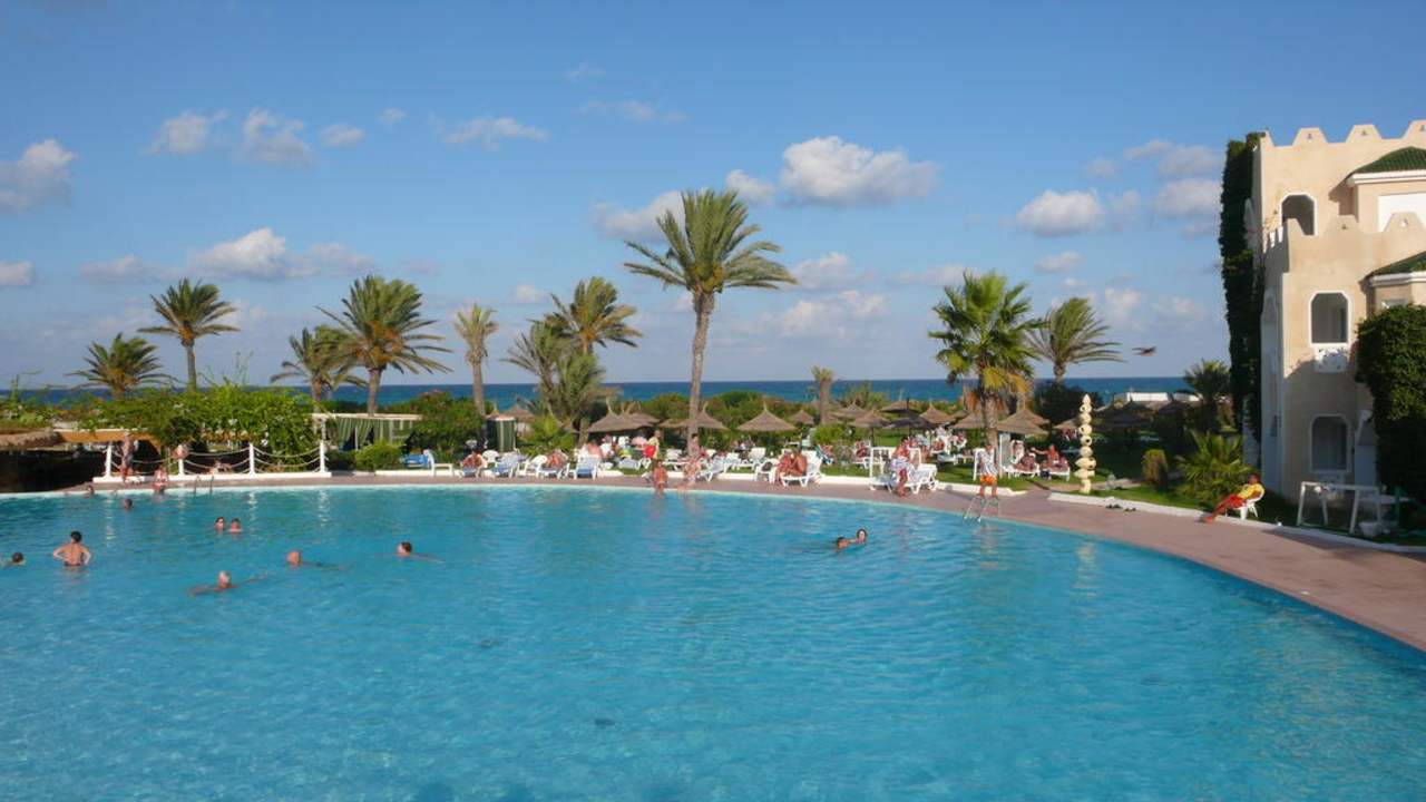 Widok na basen z mostku Mahdia Beach & Aquapark