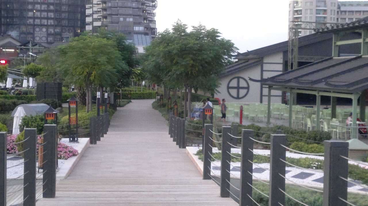 Weg vom Strand zum Hotel Limak Lara Deluxe Hotel & Resort