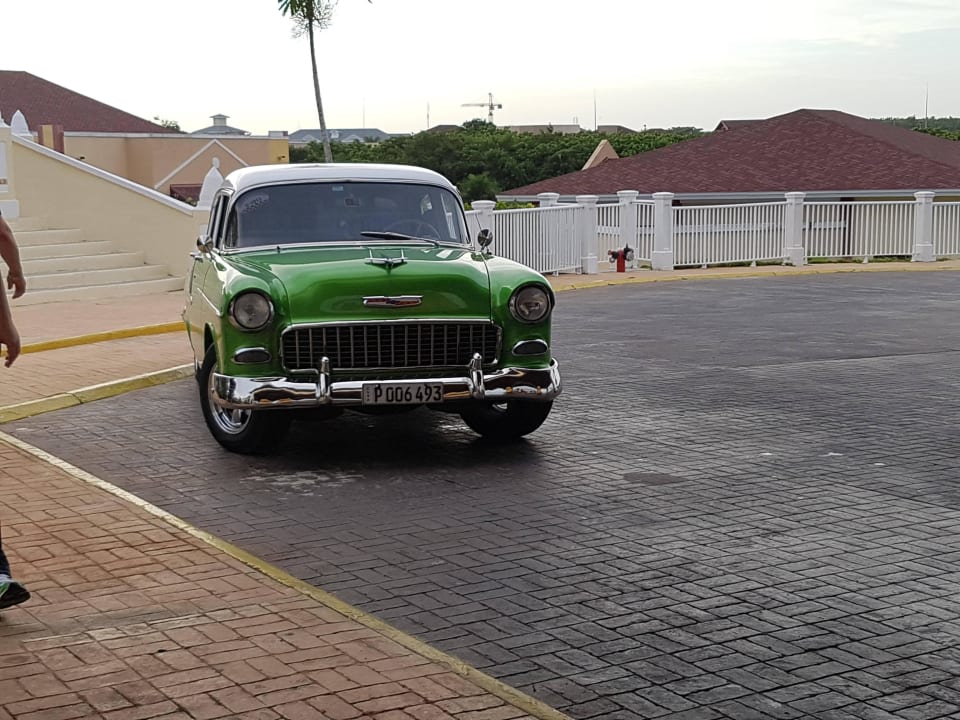Oldtimer vor dem Hotel Iberostar Origin Laguna Azul