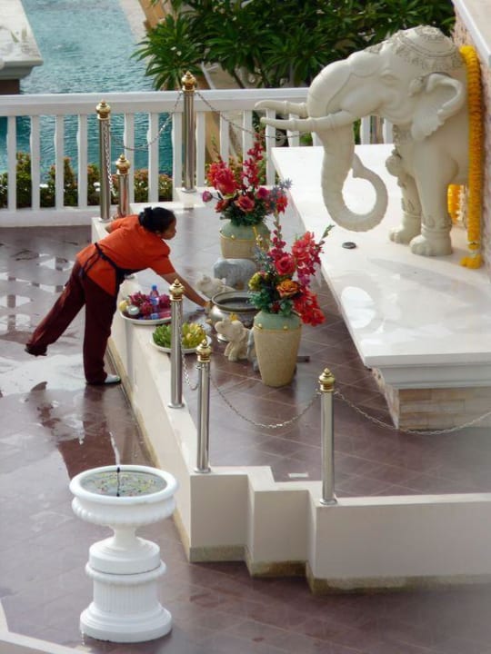 Der Opferschrein bekommt frische Blumen Hotel Grand Pacific Sovereign Resort & Spa