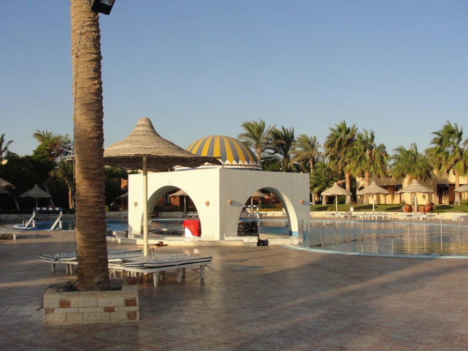 Bar przy basenie. Hotel Nubian Village
