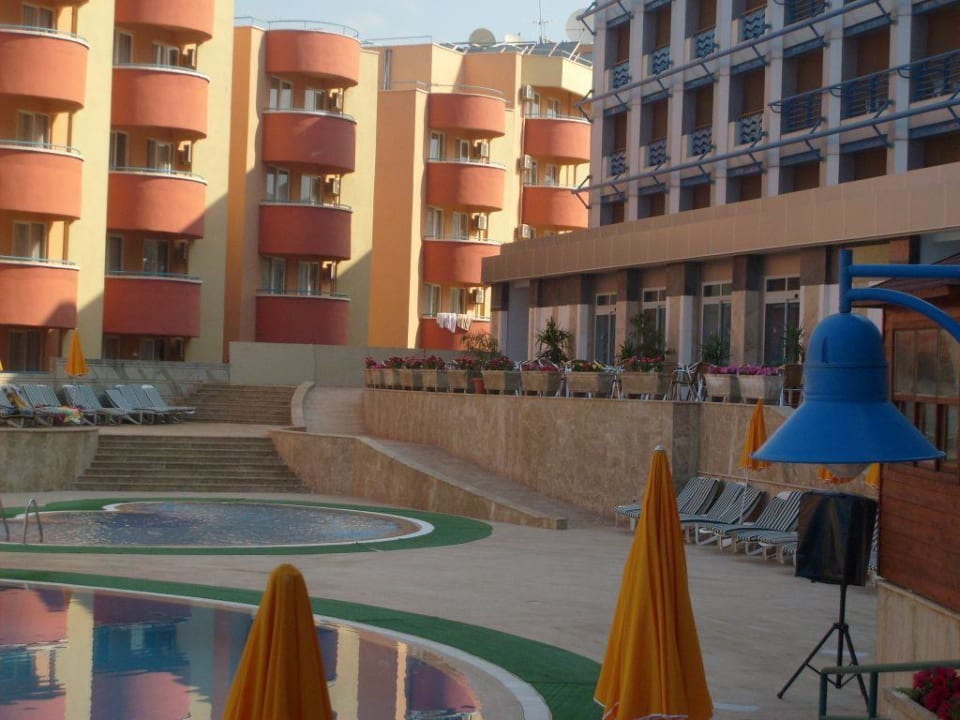 Außenansicht der Poolanlage Grand Kaptan