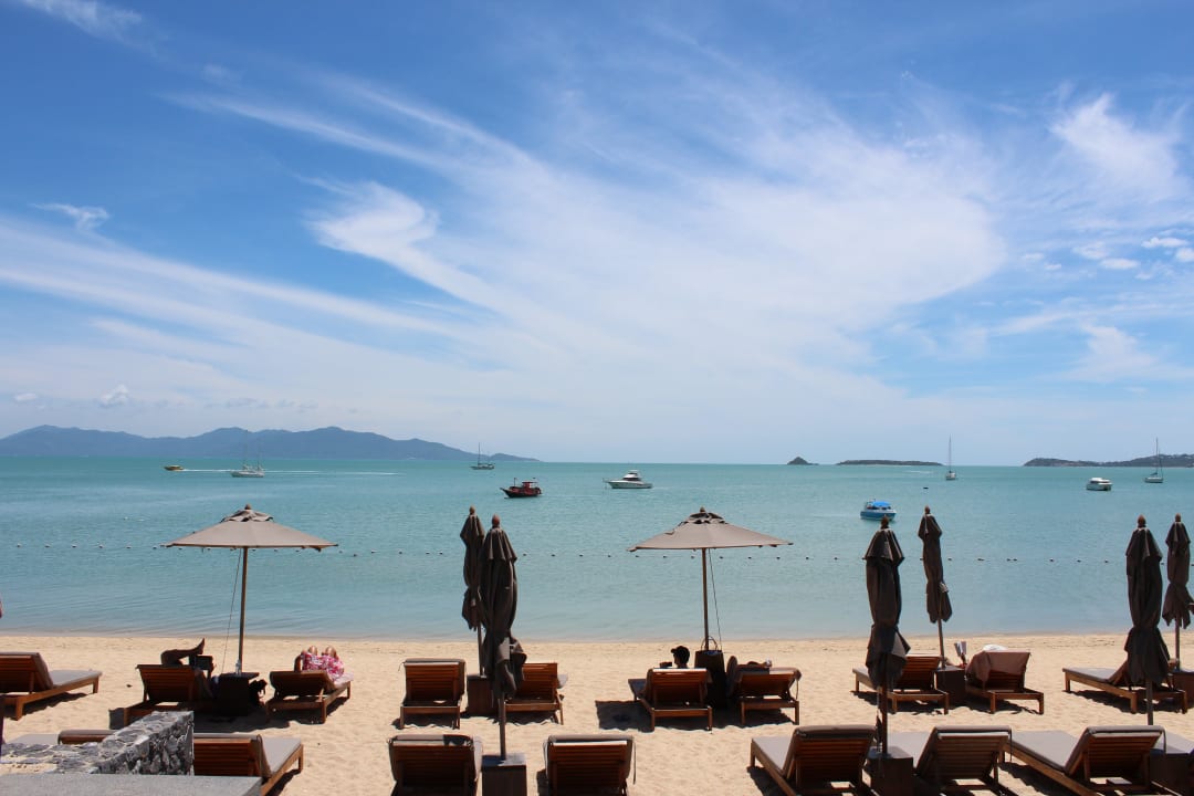 Liegen am Hotelstrand Hansar Samui Resort & Spa