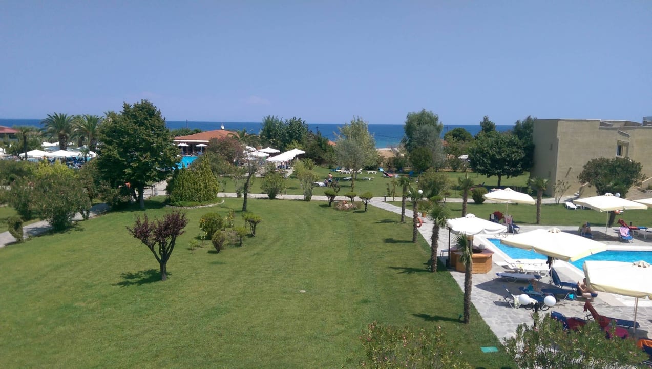 Blick aufs Meer, im Rücken Berge. Tolle Gegend alltoura Club Hotel Poseidon Palace