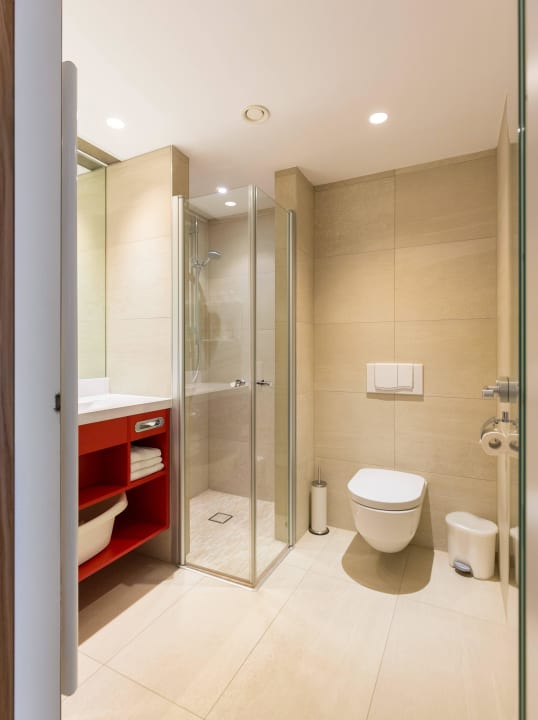 Frisch renoviertes Badezimmer All In Red Thermenhotel