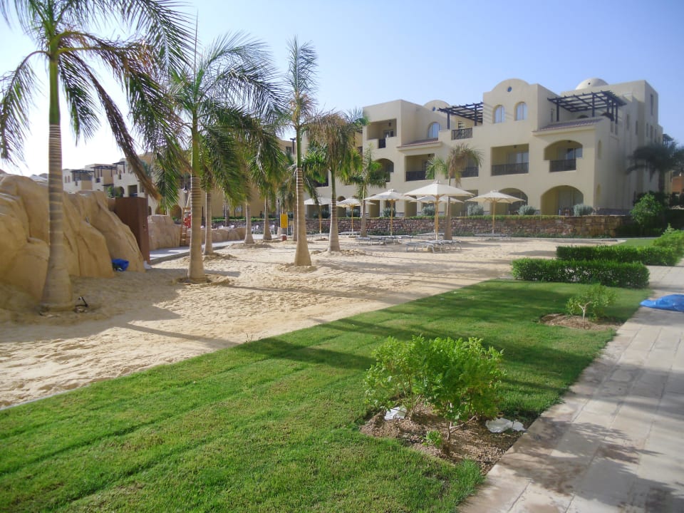 Lettini prendisole bordo piscina con sabbia! Stella Garden Resort & Spa, Makadi Bay