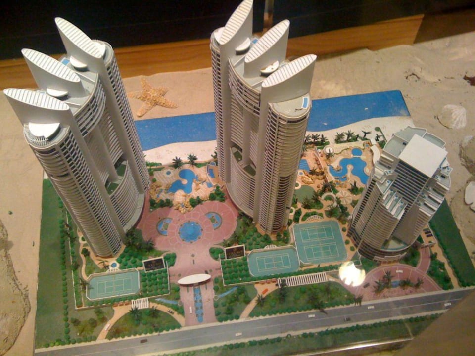 Modell Ansicht Hotel (rechts) & Wohntürme Trump International Beach Resort