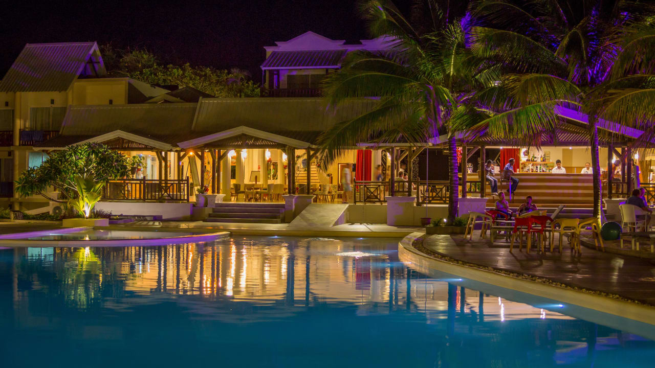 Pool Le Peninsula Bay Beach Resort & Spa