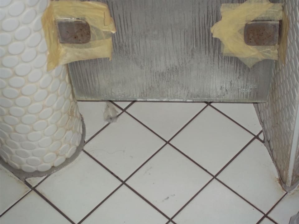 Dusche im Schwimmbad Hotel Traube Rüdesheim