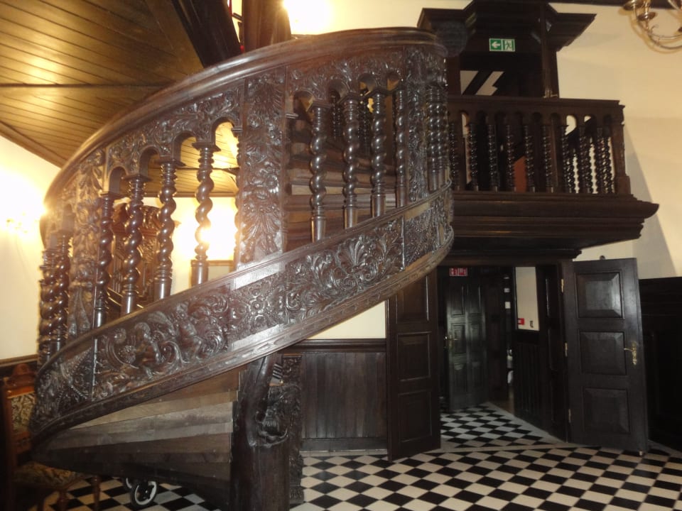 Aufgang mit den charakteristischen Verzierungen Pałac Kłanino