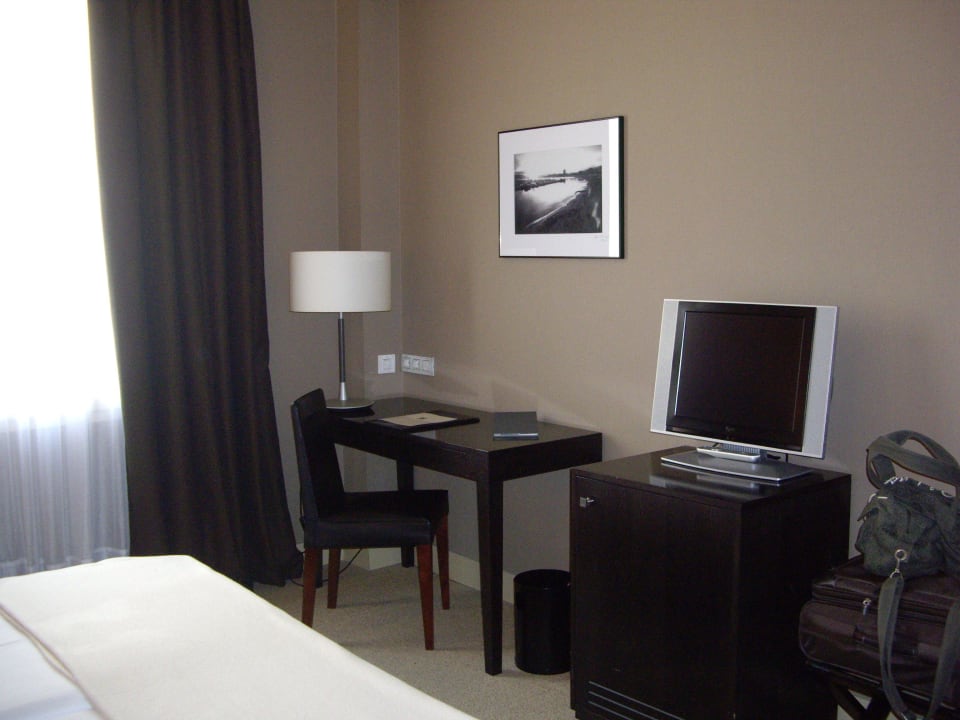 TV mit Schreibtisch und Minibar Gallery  Hotel