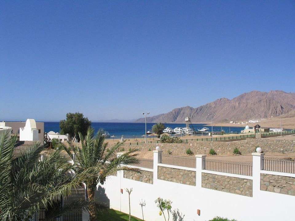 Blick auf den öffentlichen Strand und Sinaigebirge JAZ Dahabeya
