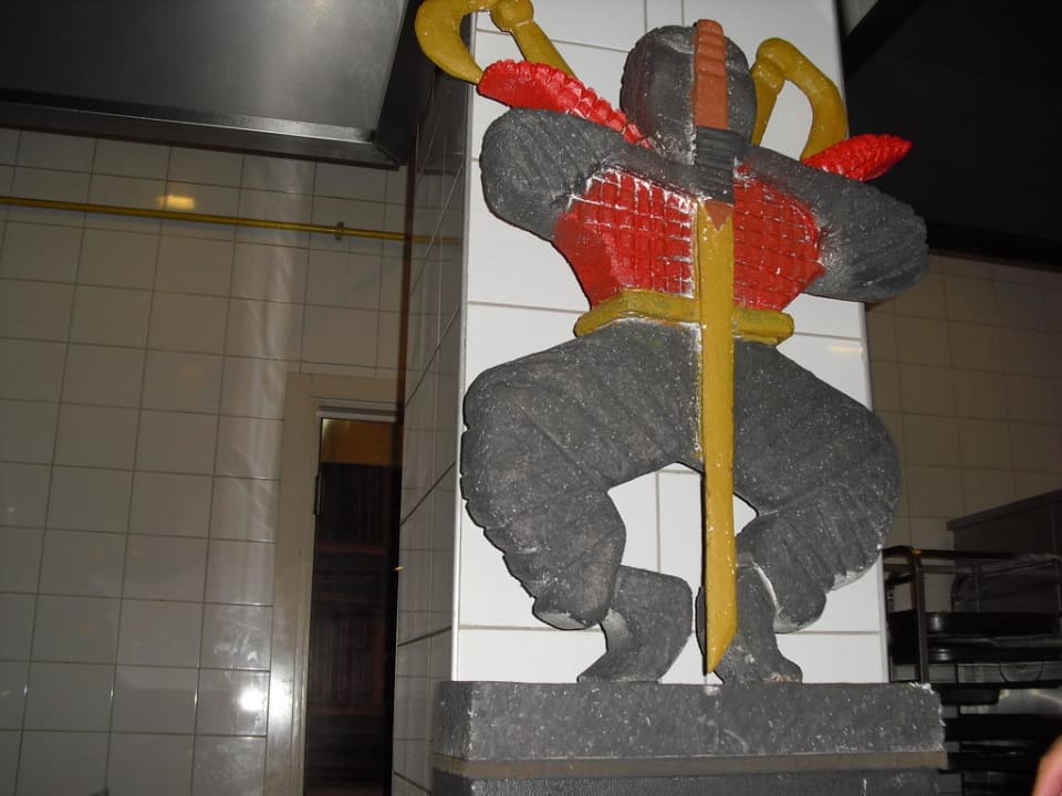 Figuren im Hotelrestaurant Telatiye Resort