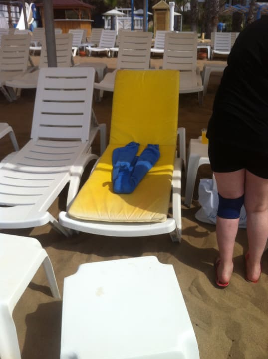 Das Personal legt sogar das Strandtuch mit Liebenzusammen Asteria Collection Side