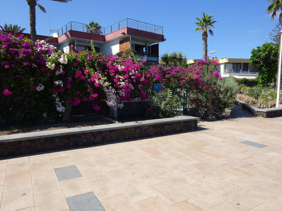 Promenade und Außenansicht Hotel San Nicolas