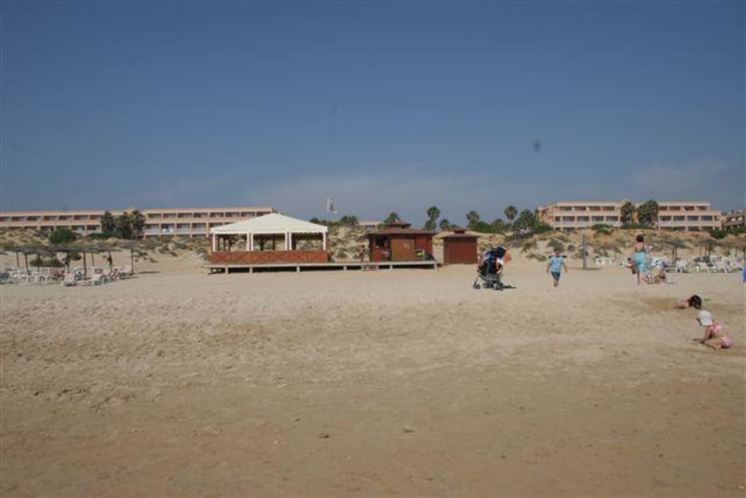das Hotel vom Strand aus Hipotels Barrosa Park