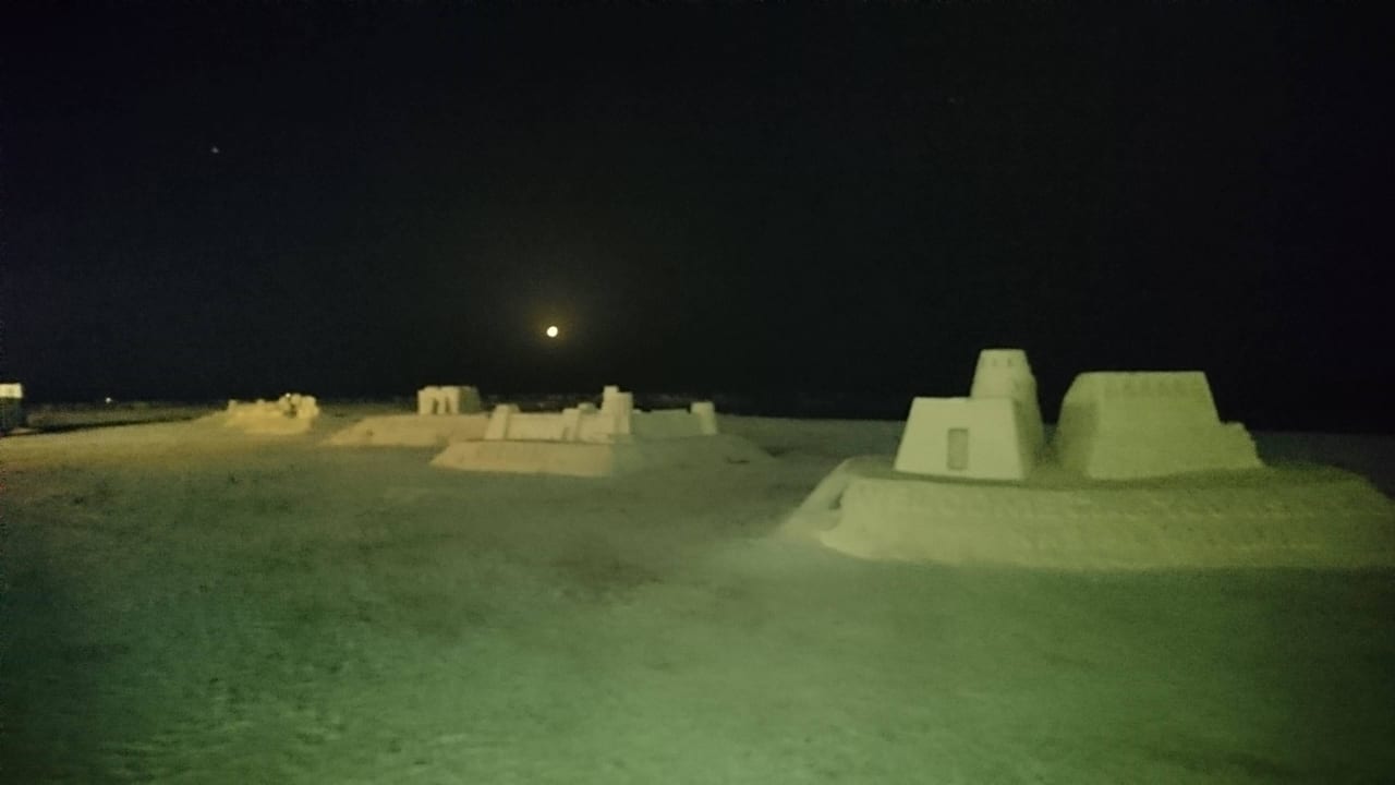 Sandskulpturen gegenüber vom Hotel DoubleTree by Hilton Resort & Spa Marjan Island