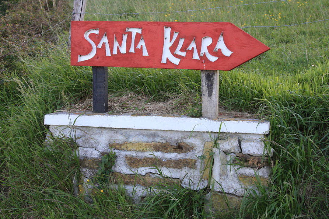 Wegweiser zu Santa Klara Hostal Santa Klara