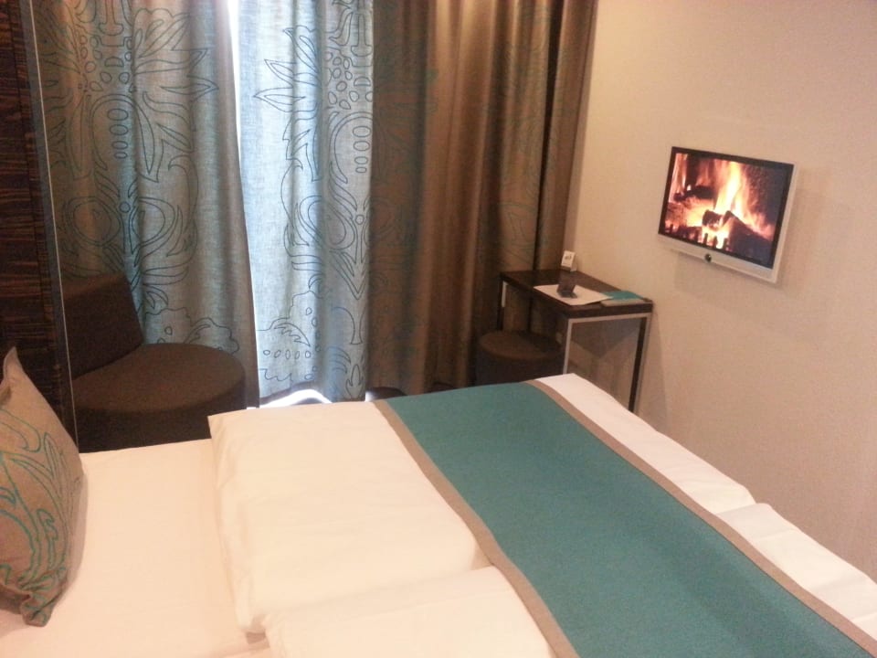 Bett und Fernseher Motel One Köln Waidmarkt