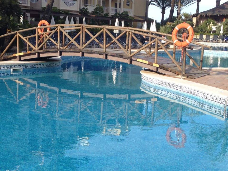 Steg am großen Pool Zafiro Bahia