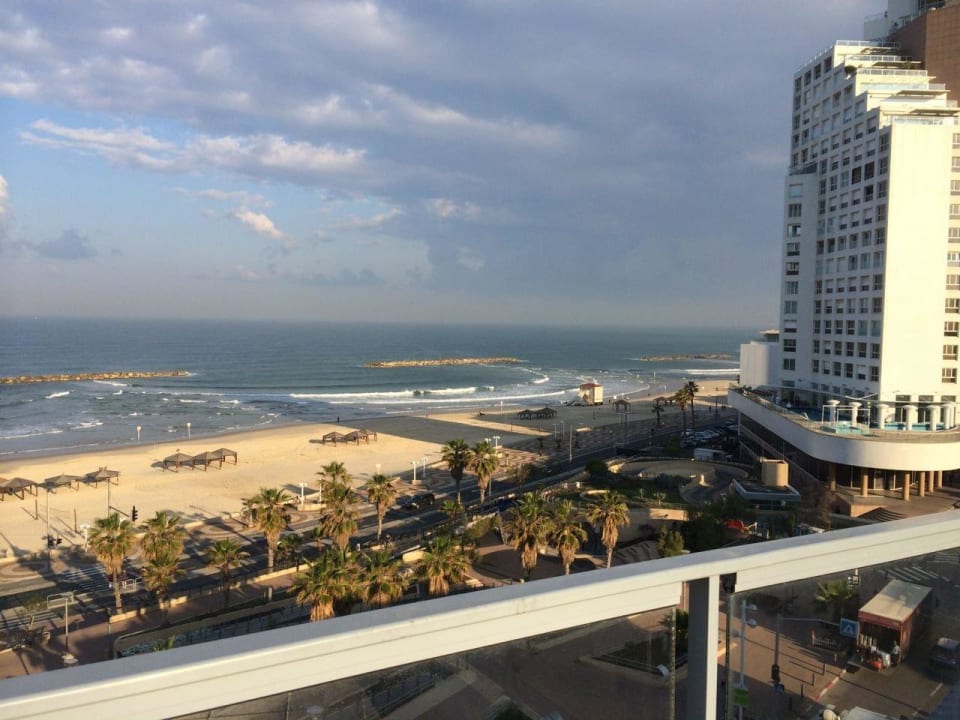Blick von der Dachterrasse auf den Strand Maxim Design Hotel