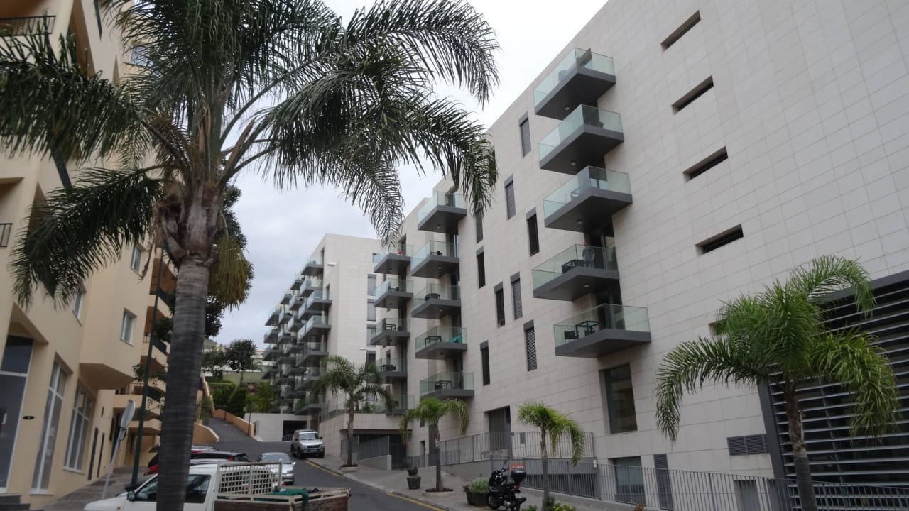 Seitliche Ansicht der Zimmerbalkone Hotel Golden Residence