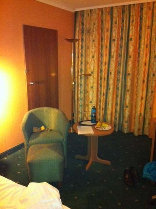 Stuhl und kleiner Tisch Leonardo Hotel Düsseldorf Airport - Ratingen