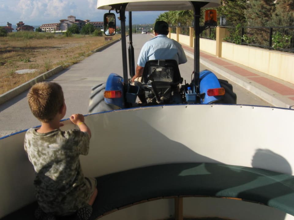 Dieser Trecker fährt zum Strand Hane Family Resort