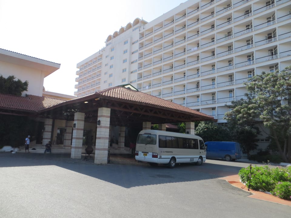 Vor dem Hotel Salamis Bay Conti Resort Hotel & Casino