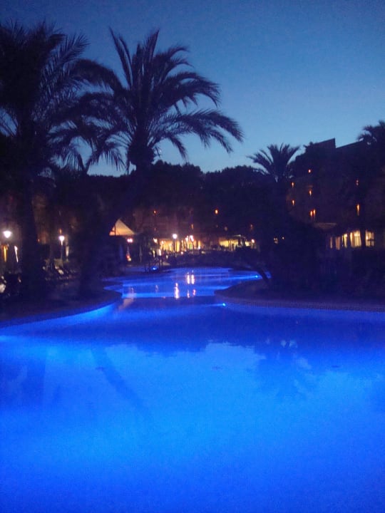 Pool am Abend Zafiro Bahia