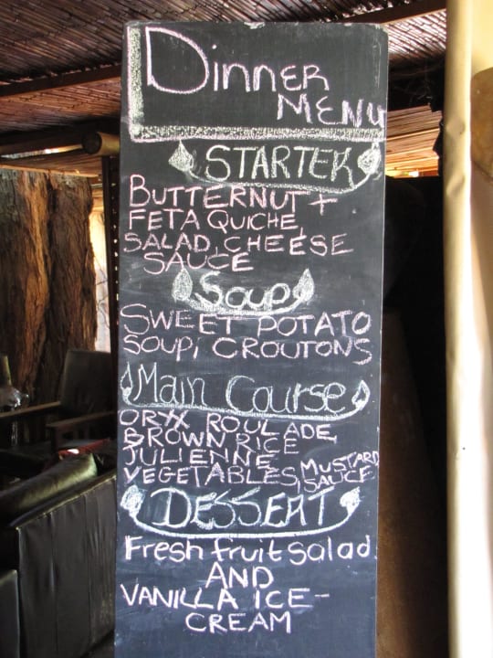 Menütafel für das Abendessen Kalahari Anib Lodge