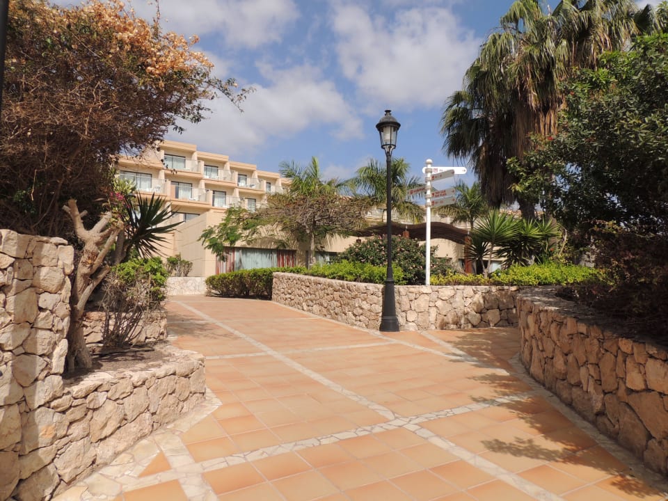 Restaurant, darüber Zimmer mit Geruch und Krach SBH Hotel Taro Beach