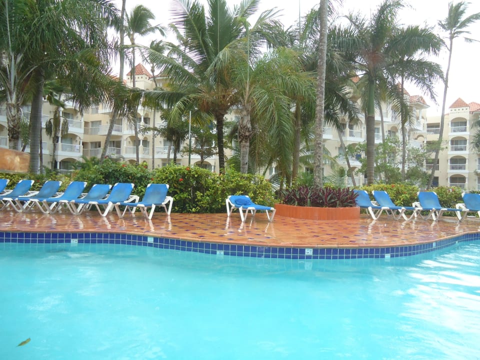 У бассейна Occidental Caribe