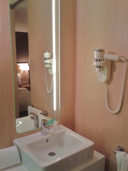 Umývadlo a fén Hotel Mercure Valenciennes Centre